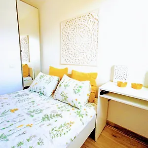  Kwatera prywatna Private In Renovated - Tram 1 Min Walk